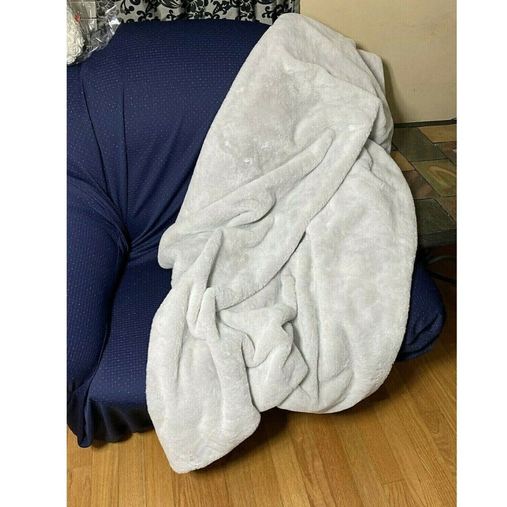 NWOT Threshold Faux Rabbit Fur Light Gray Throw Blanket 60" X 50"